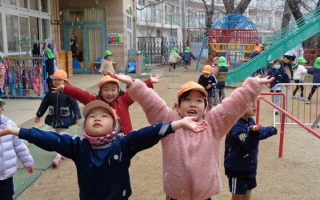 幼稚園に雪が降ったよ♡